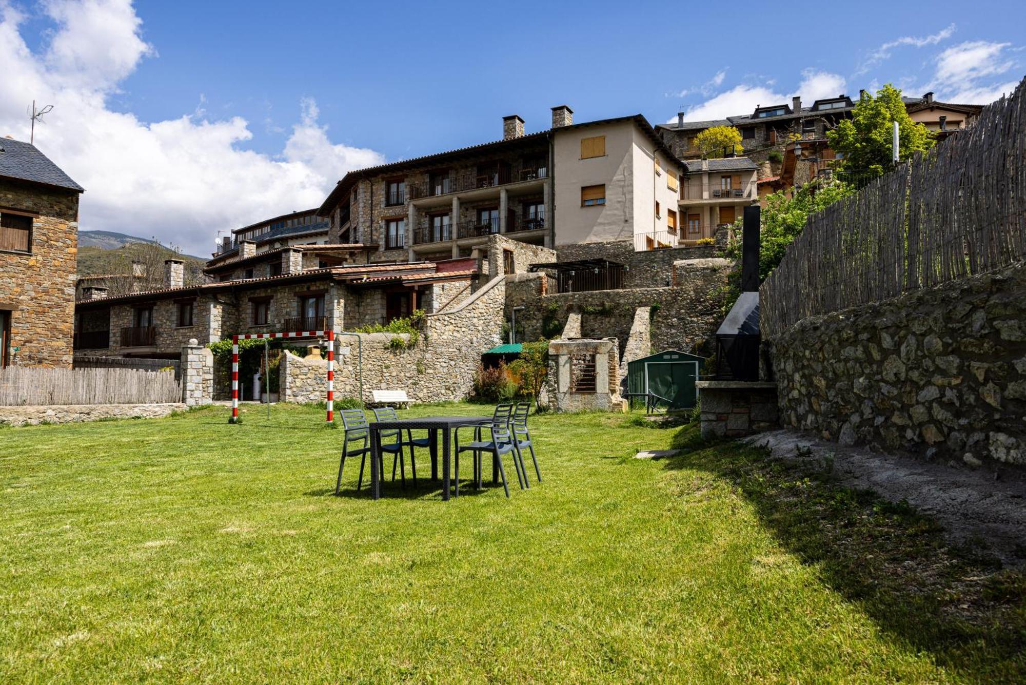 Aparthotel Bellver Bellver De Cerdanya Bagian luar foto